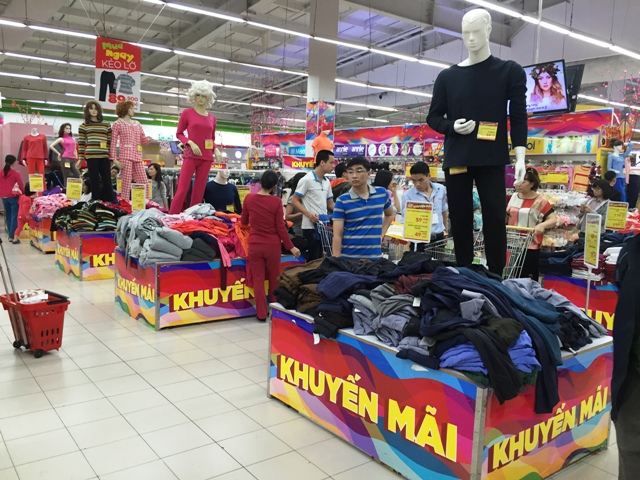 Chen chân đi siêu thị mua sắm dịp nghỉ lễ ảnh 2